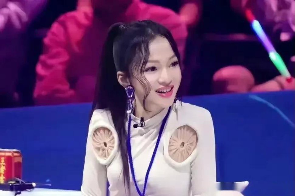 谁能告诉我张韶涵这衣服上安了个什么玩意啊 