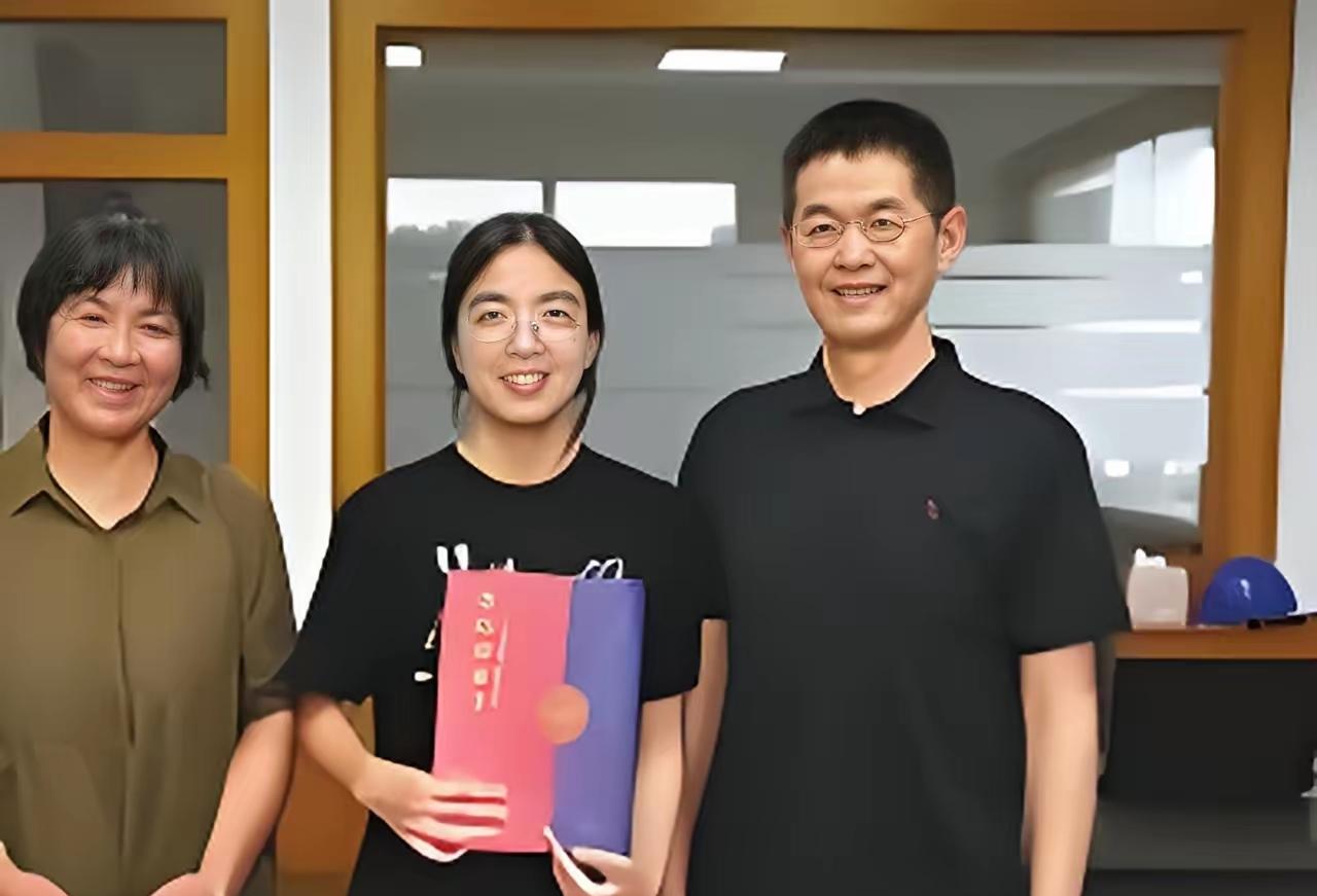 浙江女孩被匿名资助4年，今年保研复旦，她决定找到恩人当面致谢，结果见面她在那一瞬