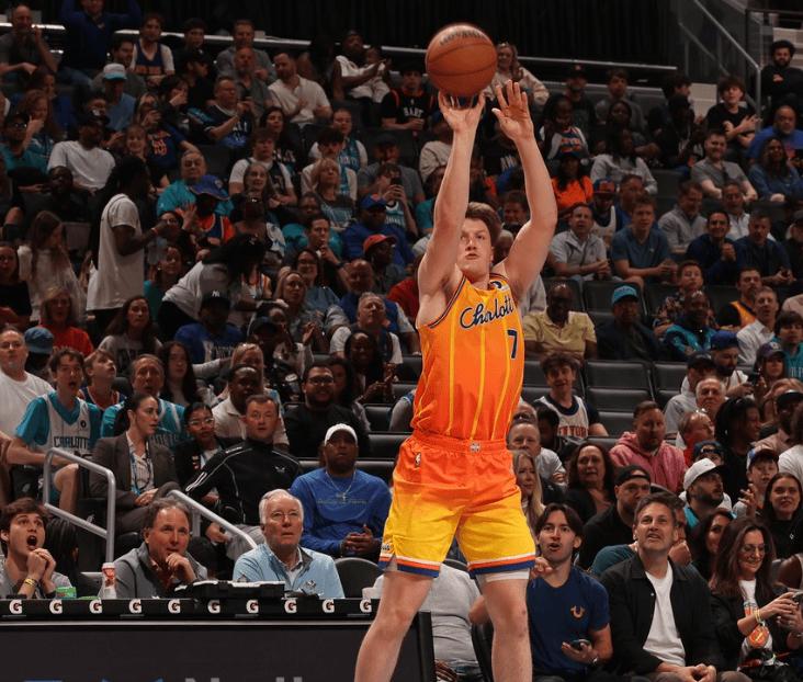 今天输给活塞的比赛

三球又比康尼普尔多进了4个三分球

两人三分球差距只差3个