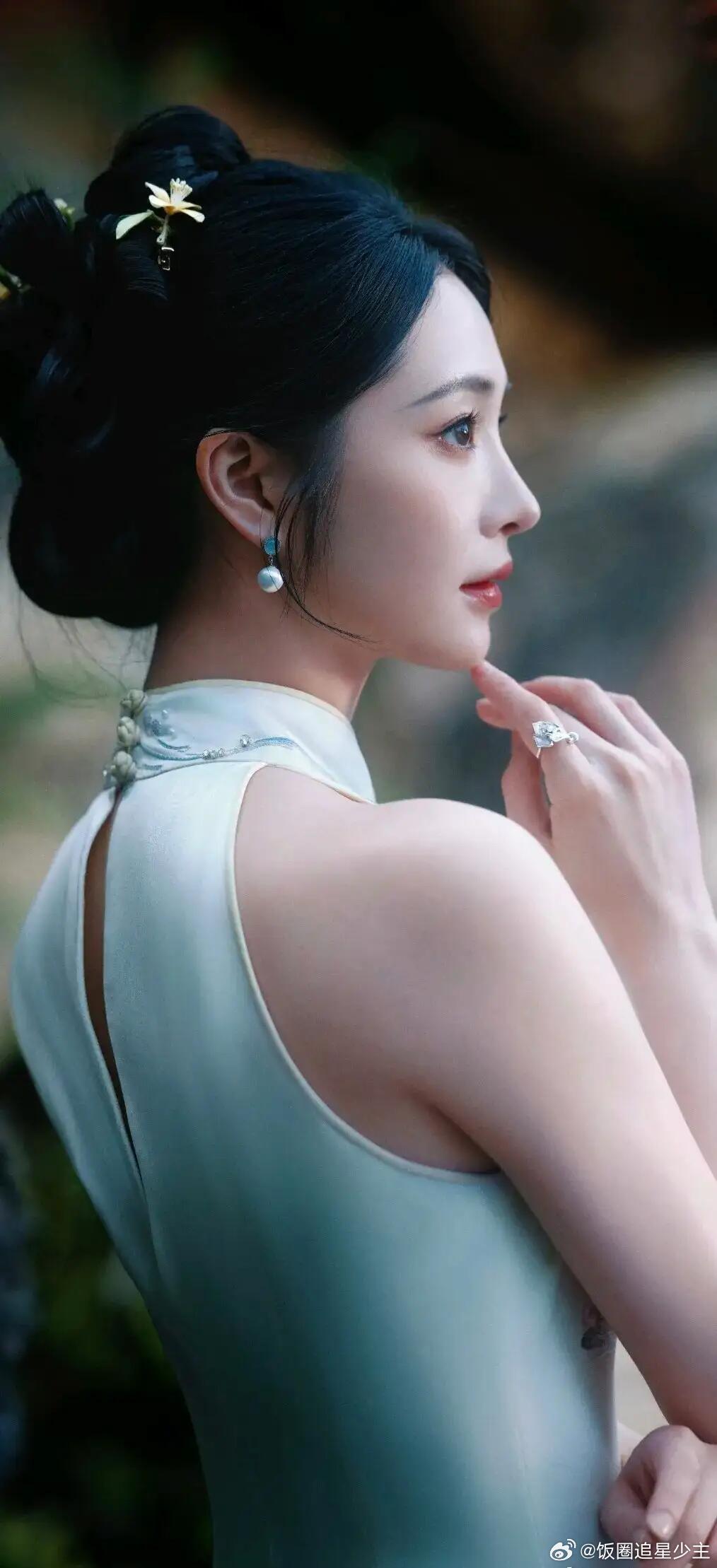 周洁琼东方美学这一块周洁琼身上的东方韵味 周洁琼这组芭莎造型真的绝了！银白色的缎