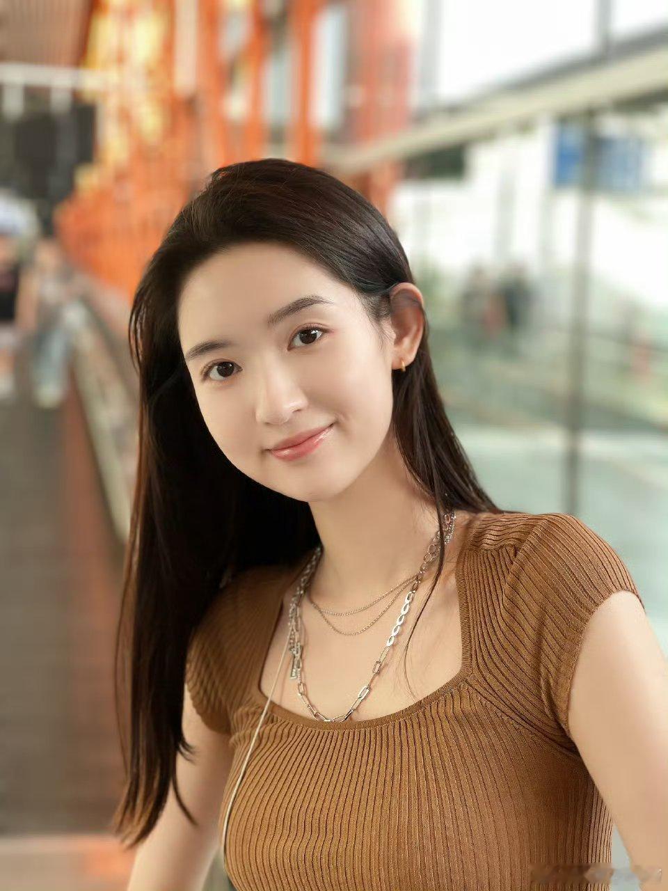 有没有感觉王玉雯在走金晨的路线？一直在刻意的搞笑