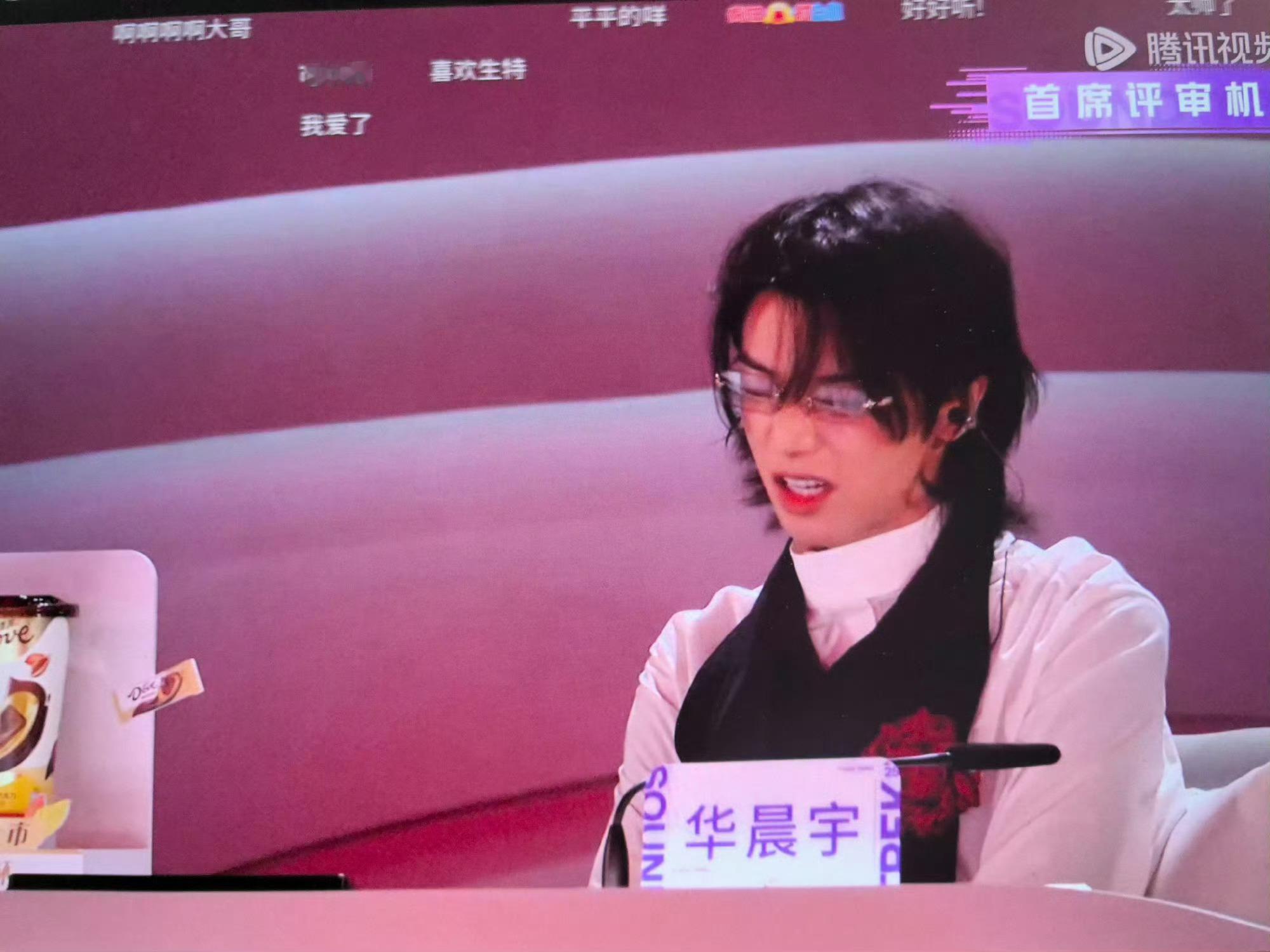 华晨宇的表情声鸣远扬直播 评委状态在线超投入，听歌时小表情灵动鲜活，真实又圈粉，
