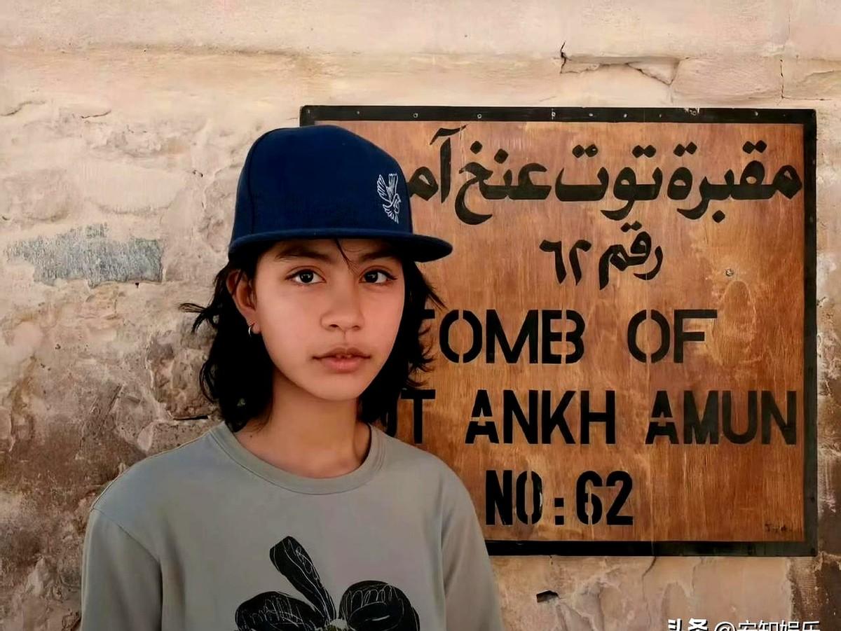 谁能想到，刘烨那个当年在《爸爸去哪儿》里软萌害羞的女儿霓娜，如今气质大变，眼神里