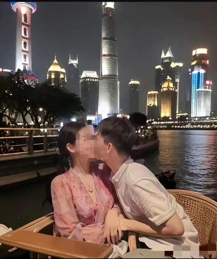 堂弟今年28岁，阿姨今年51岁，两个人年龄相差23岁！堂弟却像着了魔一样喜欢阿姨