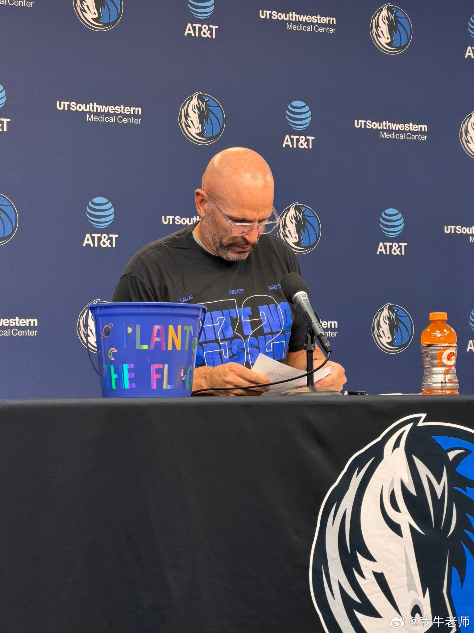 MFFL 基德继续穿着支持弗拉格的衣服参加赛后新闻发布会。独行侠战胜湖人弗拉格4