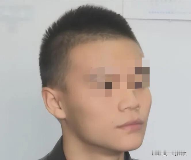 2015年，四川小伙报名参军，体检后就回家休息了，突然听到了敲门声，开门一看是两