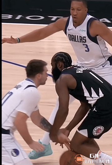 慢镜头：东契奇手指受伤细节。
@NBA #NBA#