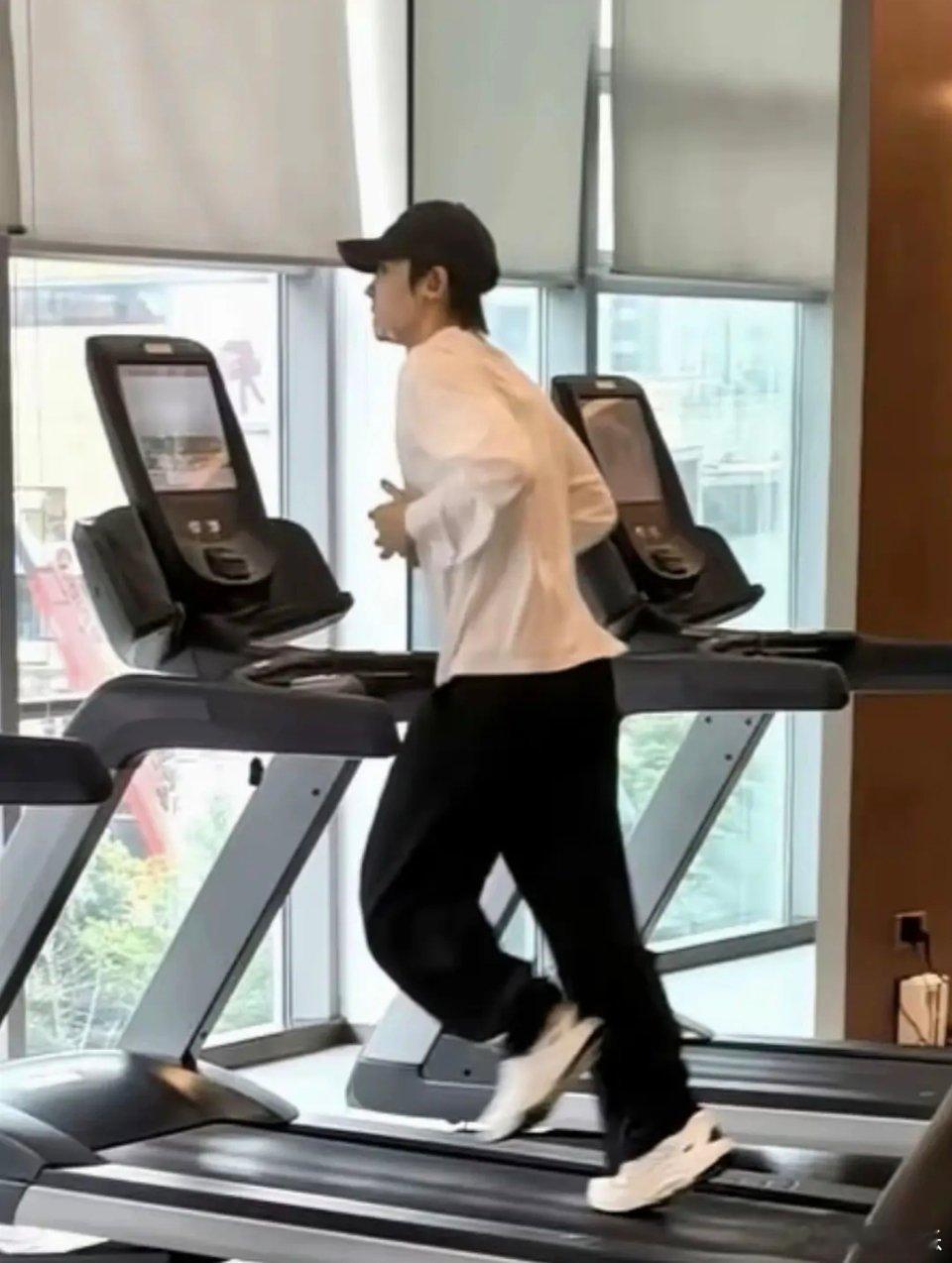 这是侯明昊吗？据说进去十分钟摆拍了一下就出来了