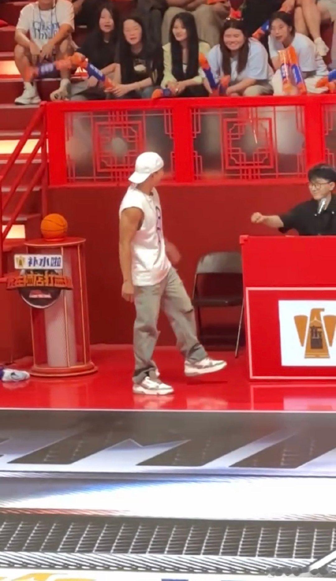 #刘畊宏受伤后重回球场#刘畊宏确实很用心负责，居然还不能为陪大家而落泪，真的很心