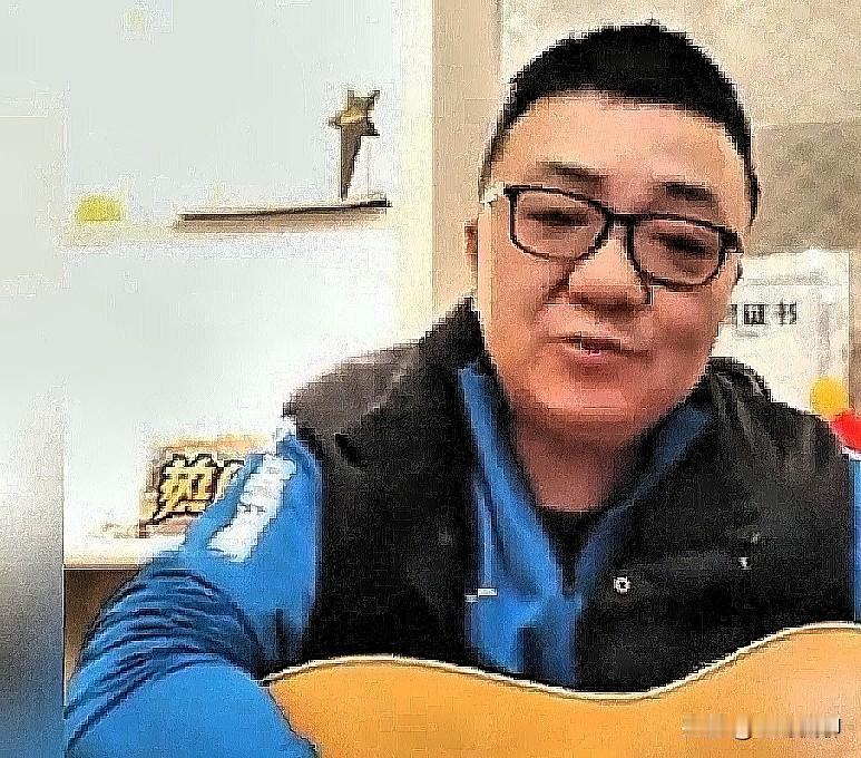 今天看到一个视频，董路说白岩松是个热爱足球球迷，不专业，他是专业的，我不知道他的