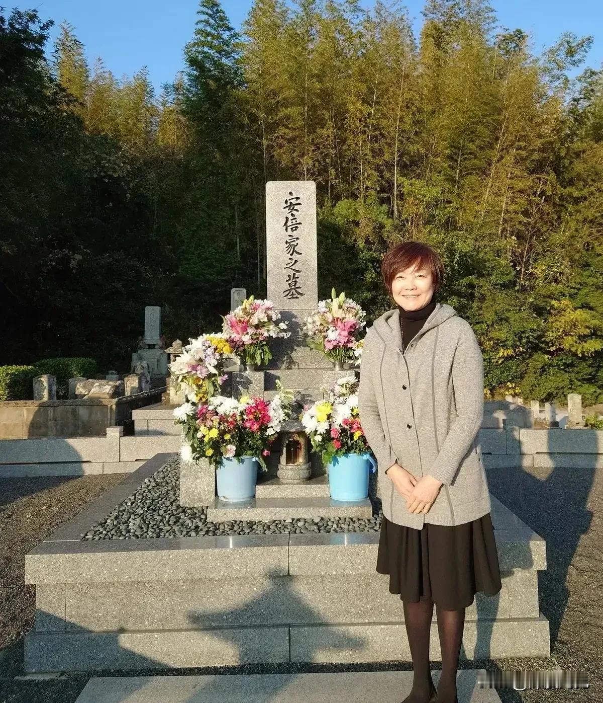 安倍的妻子给安培上坟时，突然露出了笑容，看来日本人并不虚伪，高兴快乐都写在脸上，