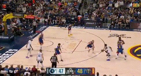 半场6出手？华子：约老师可别划水了，学学我！
图1-2：这边华子强硬对抗上篮，森