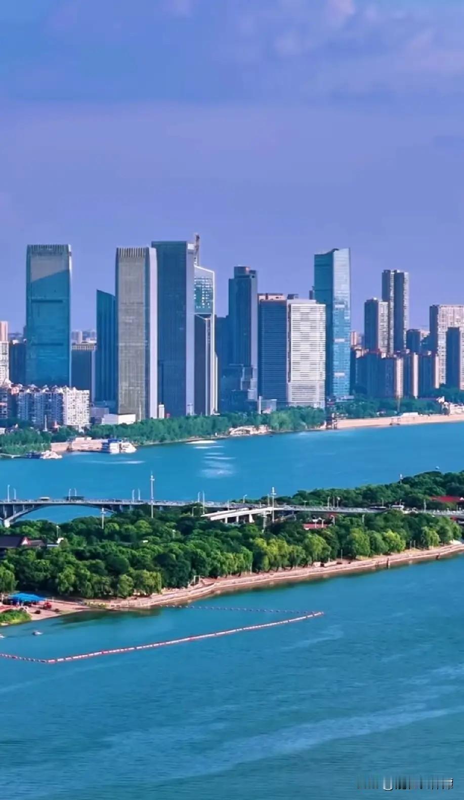 咱们大长沙，越来越有大城市气派！
长沙一江两岸！湘江两岸高楼林立，气派非常！这几