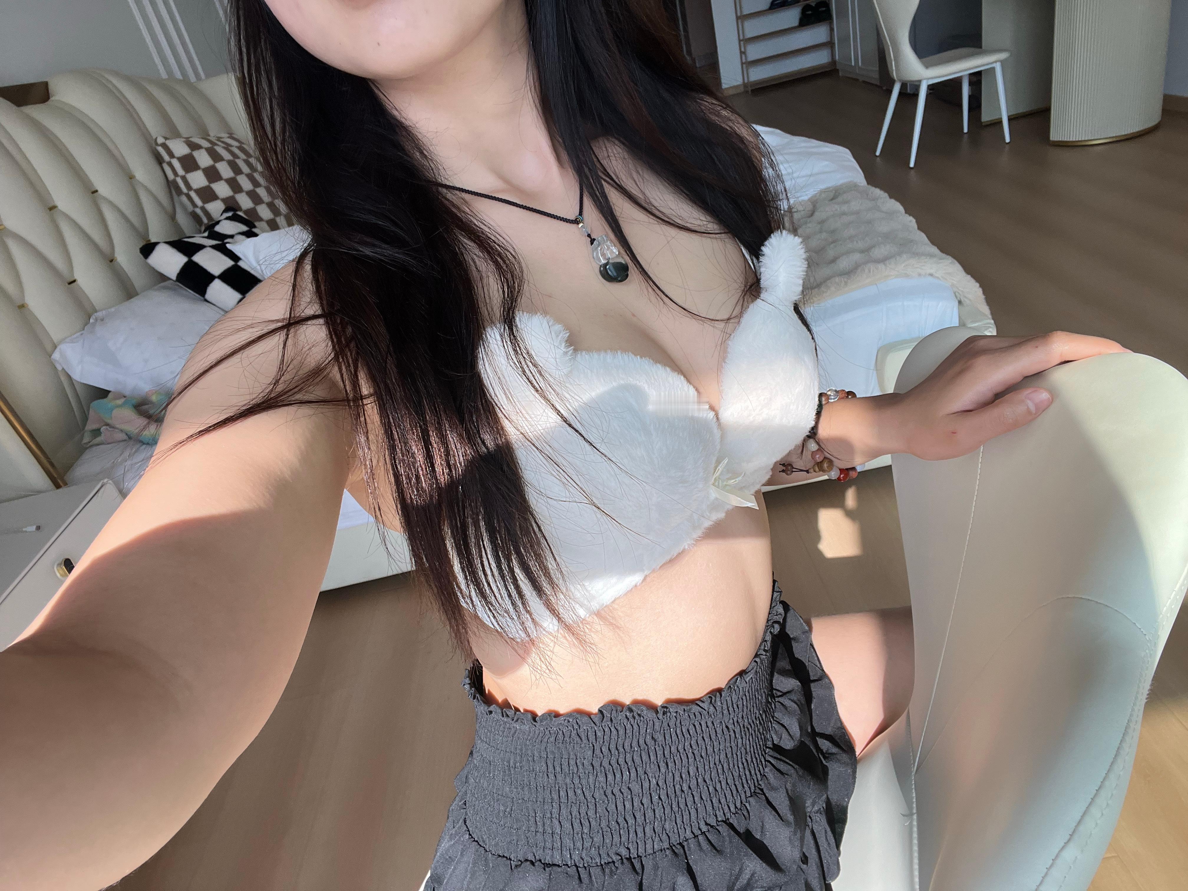 人家说喜欢一个人的话 就是她做什么事情都觉得她好可爱啊  那你觉得我可爱不爱[猪