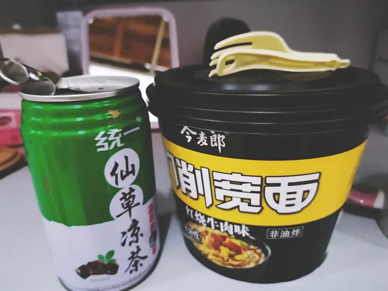 今麦郎“1桶半”是个很有意思的商标。记得第一次看到今麦郎“1桶半”方便面时，就被