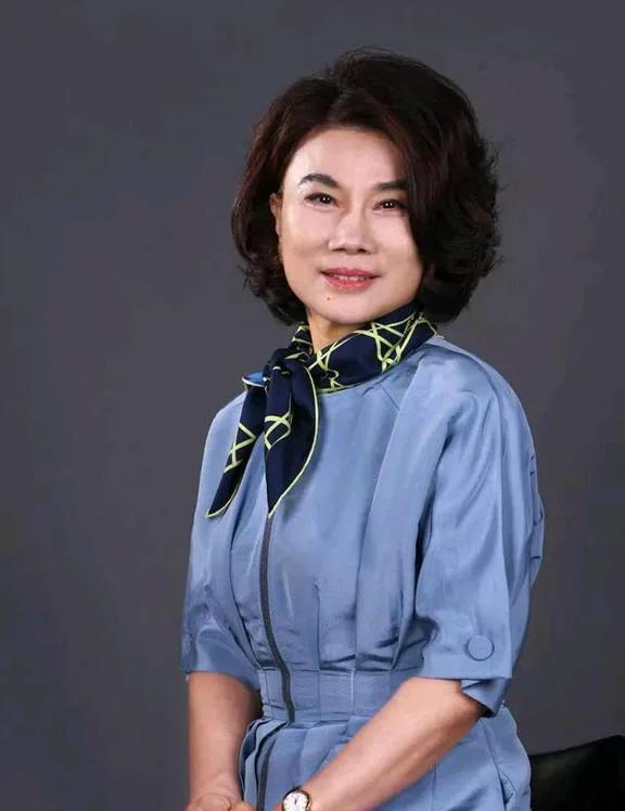 #有哪些美女让人过目难忘？# 在这个充满视觉冲击的时代，美女似乎无处不在。然而，