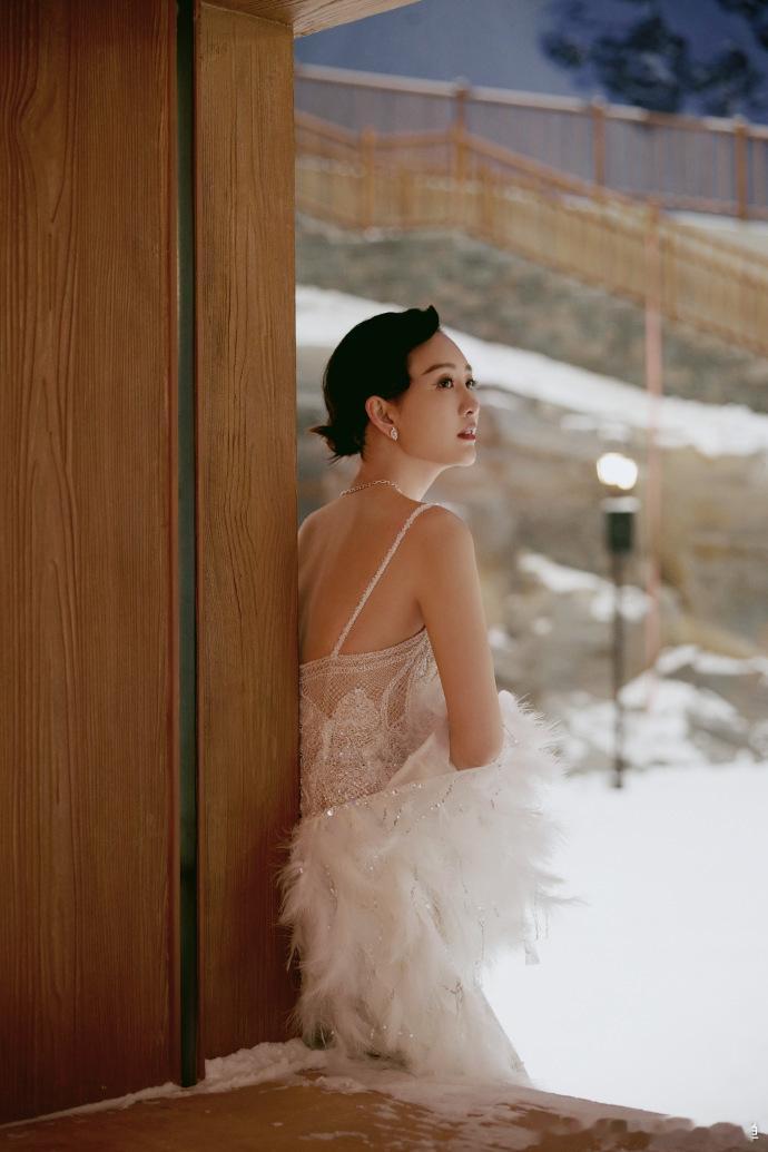 #王鸥冰天雪地穿露背礼服# 冰天雪地成为王鸥的绝美背景，她身着露背礼服，那精致的