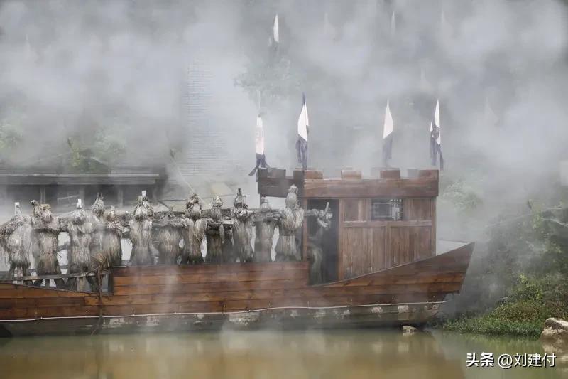 男子在湖北见识大雾后信了草船借箭 外地男子在湖北襄阳开车路过欧庙服务区时，遇上一