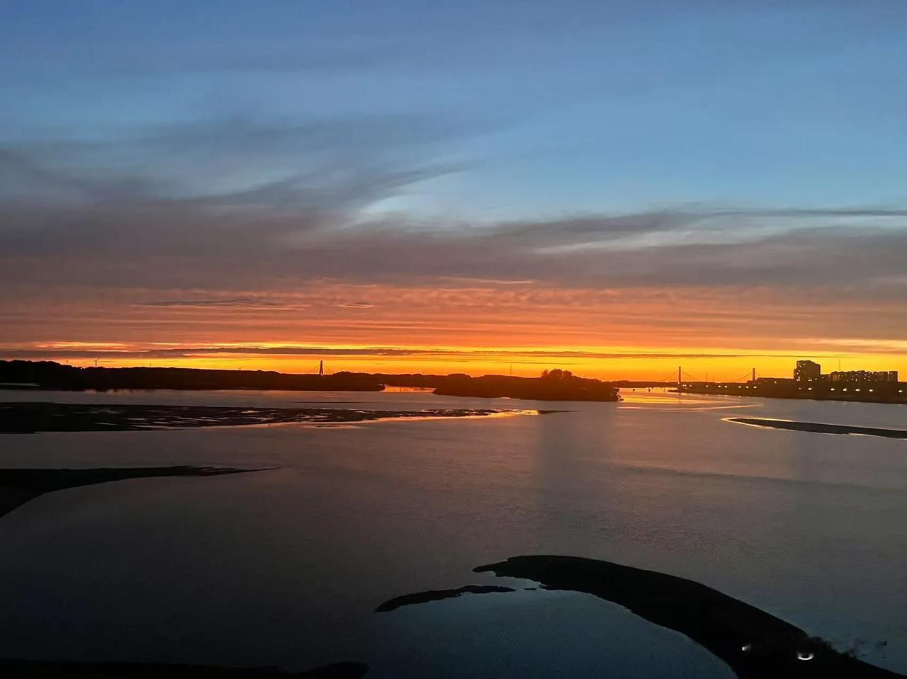 家乡的江，晚照的诗
 
加班回家的路上，路过江边，看夕阳缓缓下沉，把整片天空染成