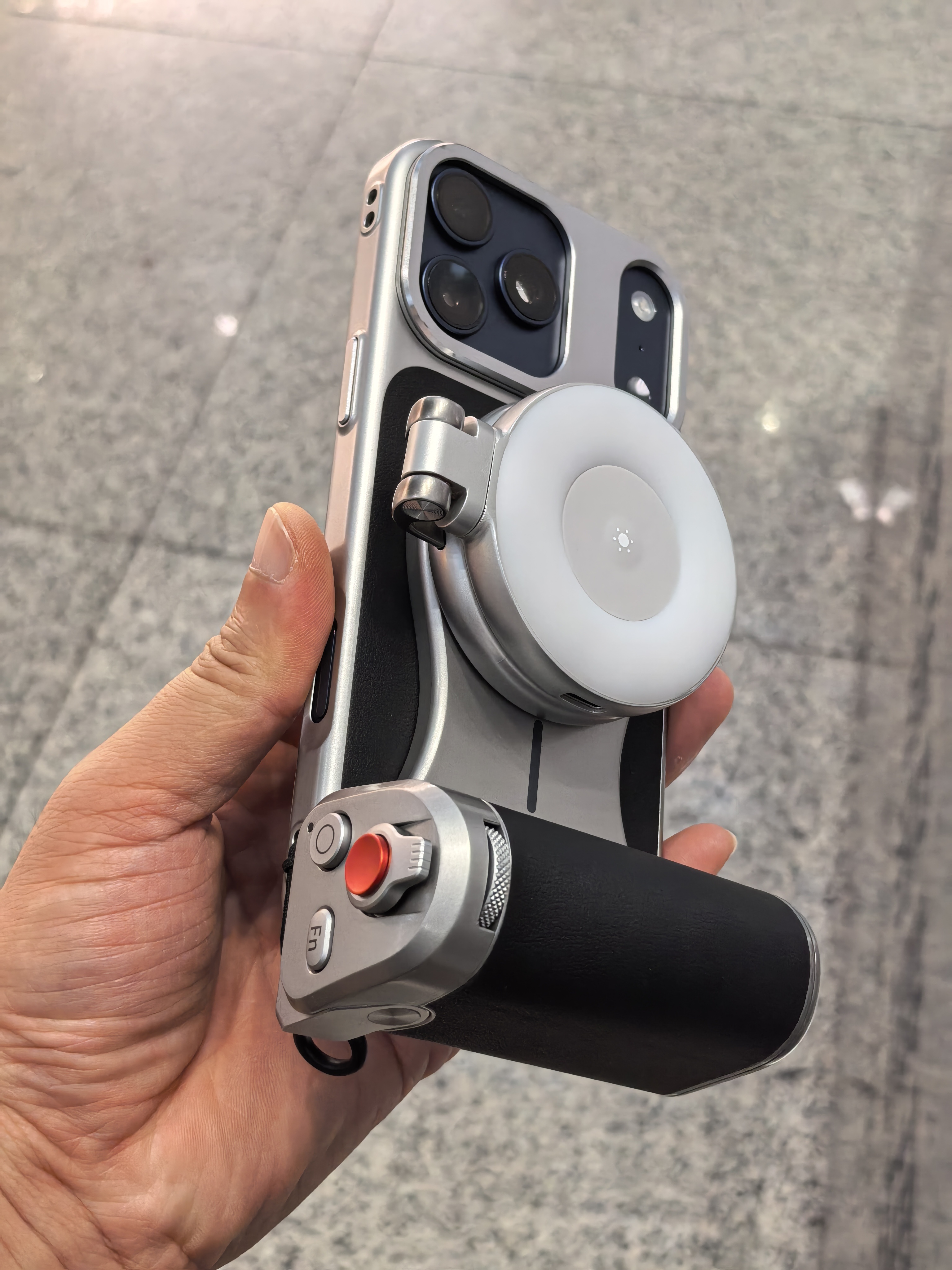 这个iPhone 17 Pro Max的摄影手柄不错带补光灯，还能给手机无线充电