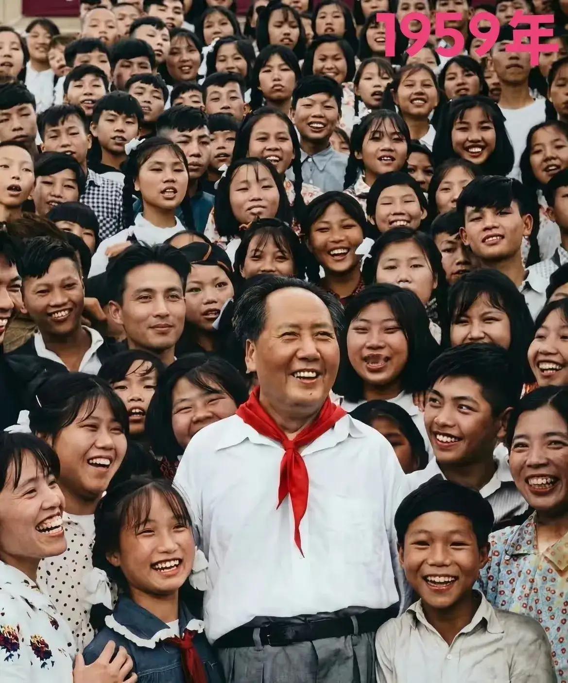 这热闹的景象我看到了，这说笑声我也仿佛听到了。
这是1958年毛主席回到了阔别3