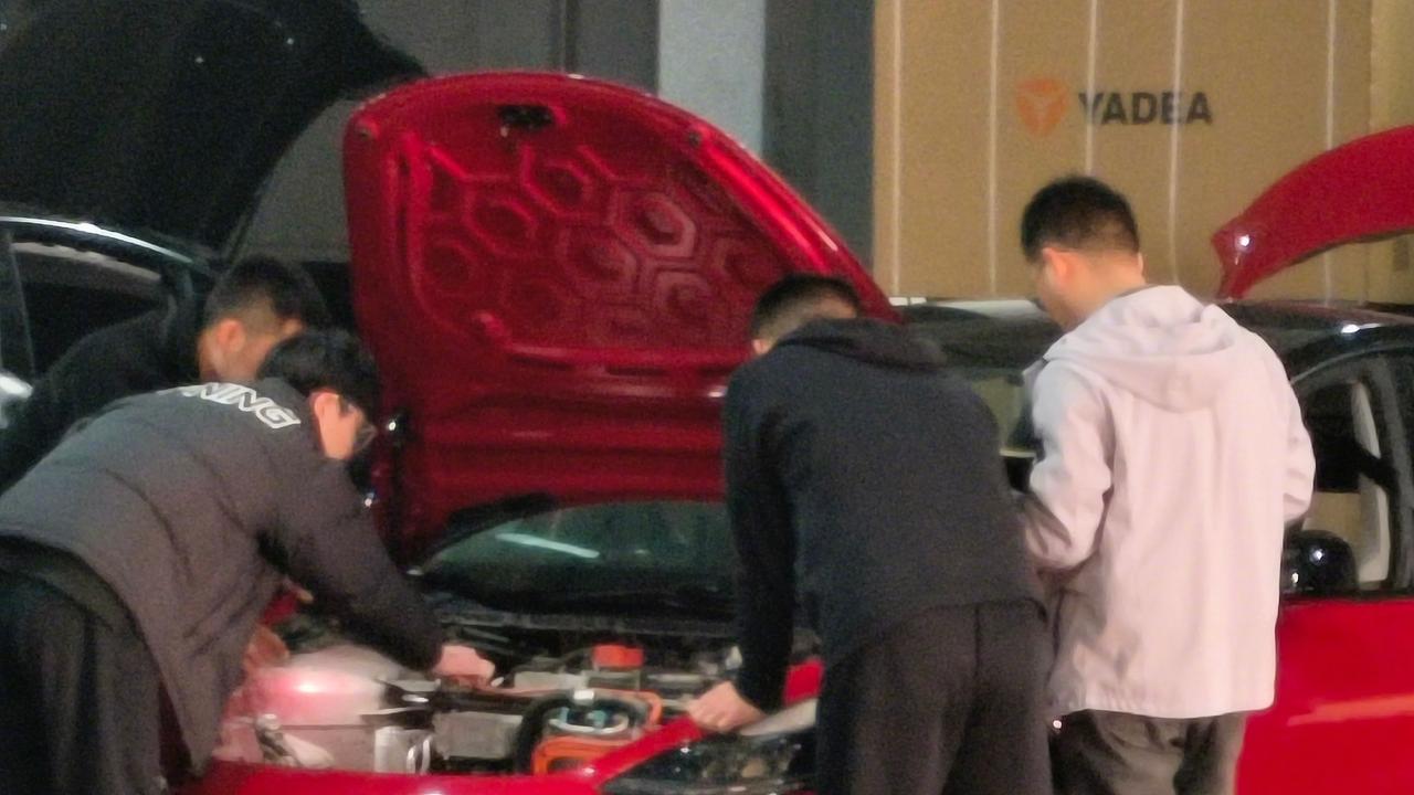 雅迪是要造汽车了？近日，有网友曝出雅迪工厂内技术人员正在拆解兰博基尼、特斯拉相关