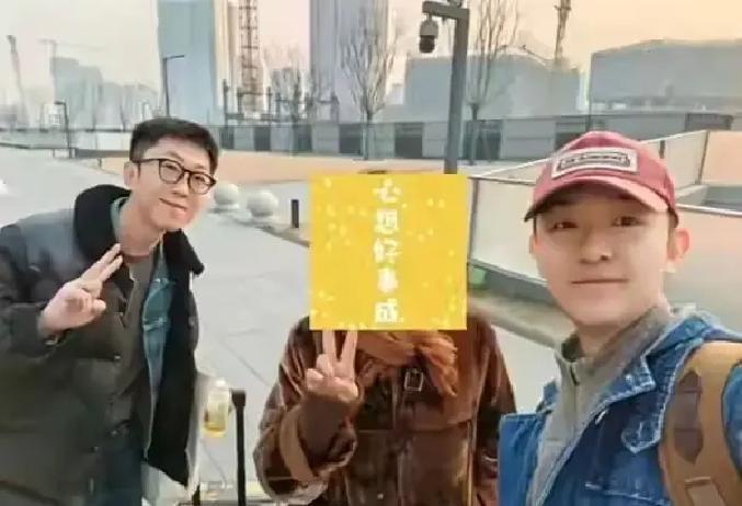 郎朗同台的汉森今晚空降西安
 
刚落地就被路人拍到，身边那位戴鸭舌帽的女生一路挽