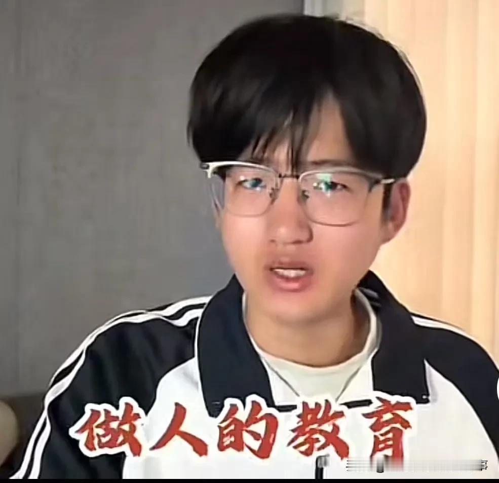 学生班长一句警醒全网：我们这代孩子，最缺的从来不是成绩，是做人的教育
 
“我发