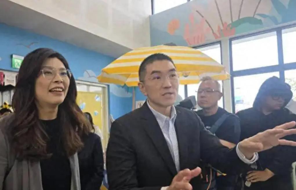 柯文哲在司法监控期内的高调政治操作，再次将自己推上舆论风口。这位民众党主席脚踝上