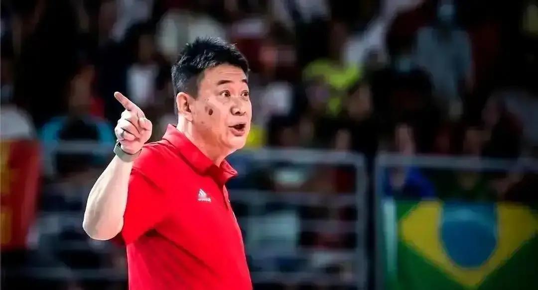 凌晨2点，蔡斌还在看录像
 
别人下班他上班。训练场灯亮到3点，把巴西外援每个跑