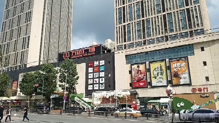 红旗街万达
和孙女在长春这有山溜达一圈，孙女提议去对面的万达广场，我拉着孙女的小