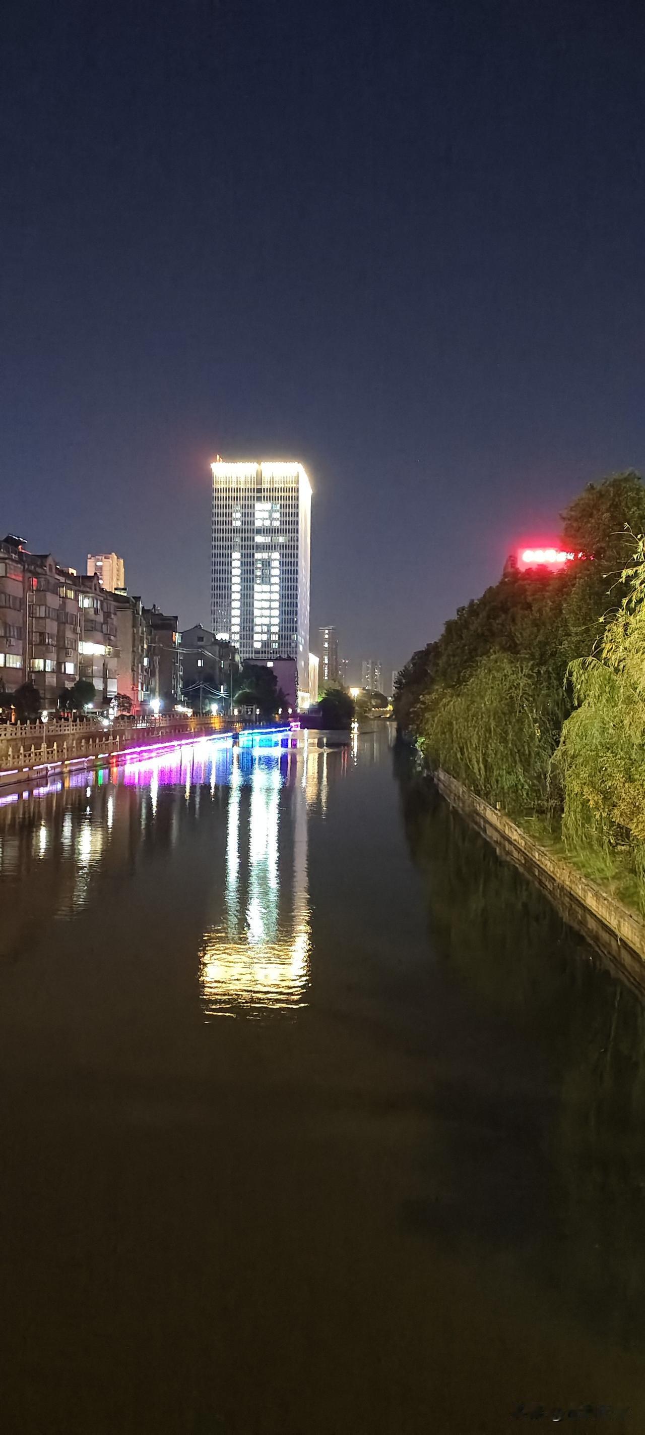 秋日生活打卡季古老的运盐河，二千年悠悠岁月，化作平静的秋水，映出城市的缤纷夜色。