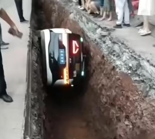萝卜快跑在重庆的路段，行驶中坠入市政施工沟槽，幸好乘客被救施工工地入口只有两个红
