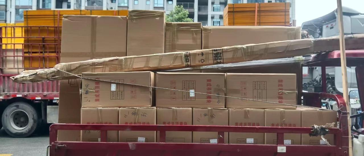 我估计怀化的天气硬是VIP包来的。。天天落雨。发个货不容易。一身打的胶湿地