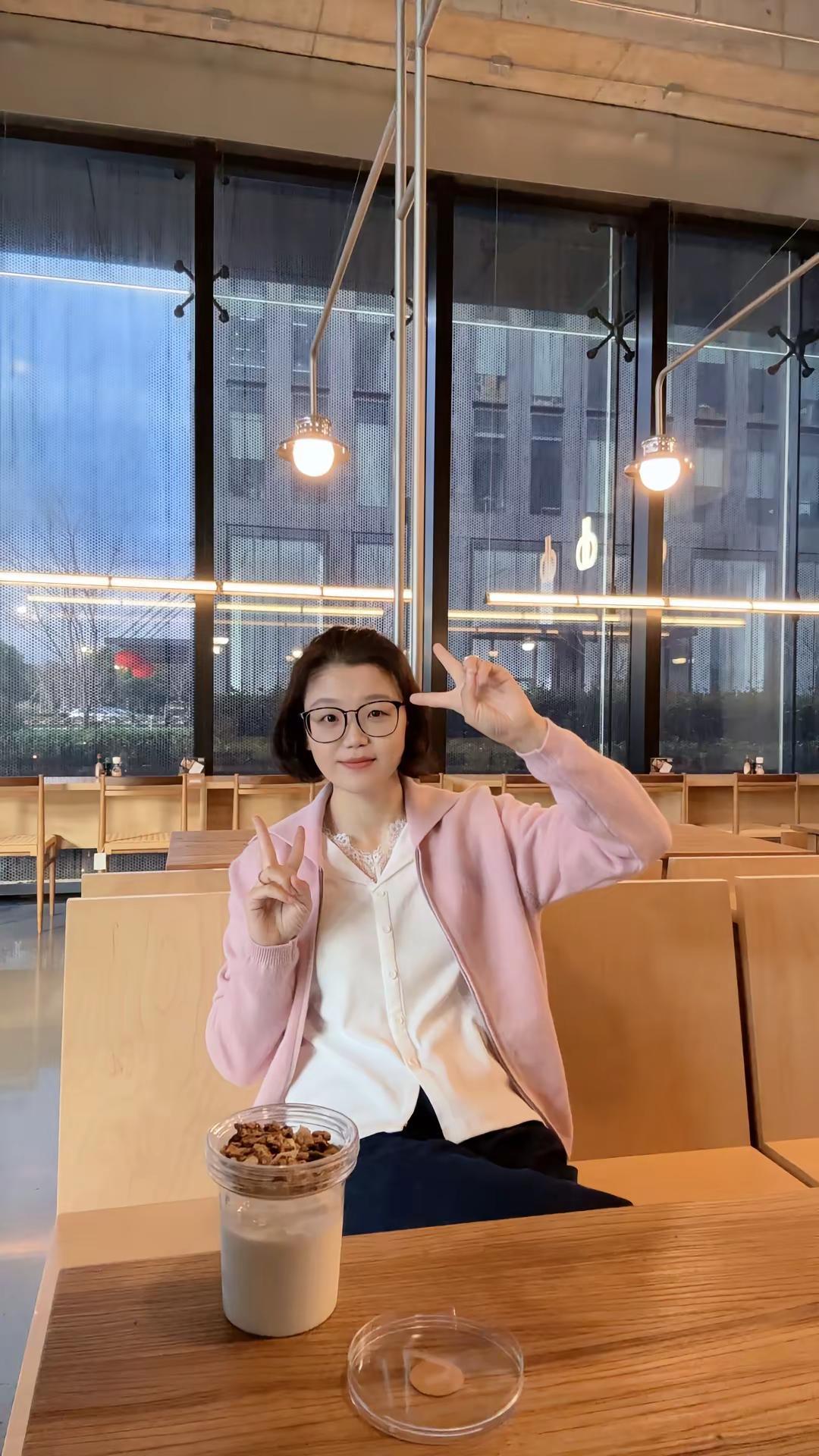 今天纽扣蕾丝T，新款，2点应该能直播，我去准备蕾丝打底衫 优可丝面料