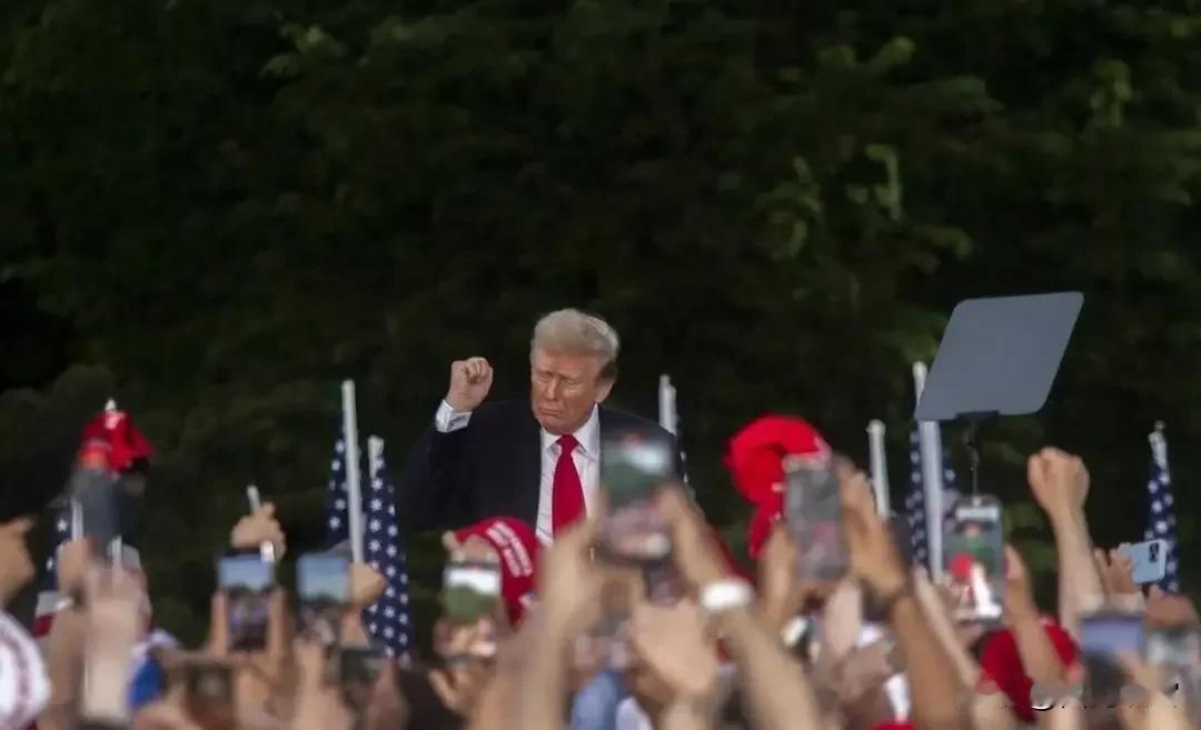 特朗普在共和党造势集会上，直接给伊朗划出两条清晰路线，核心目标就是阻止伊朗获取核
