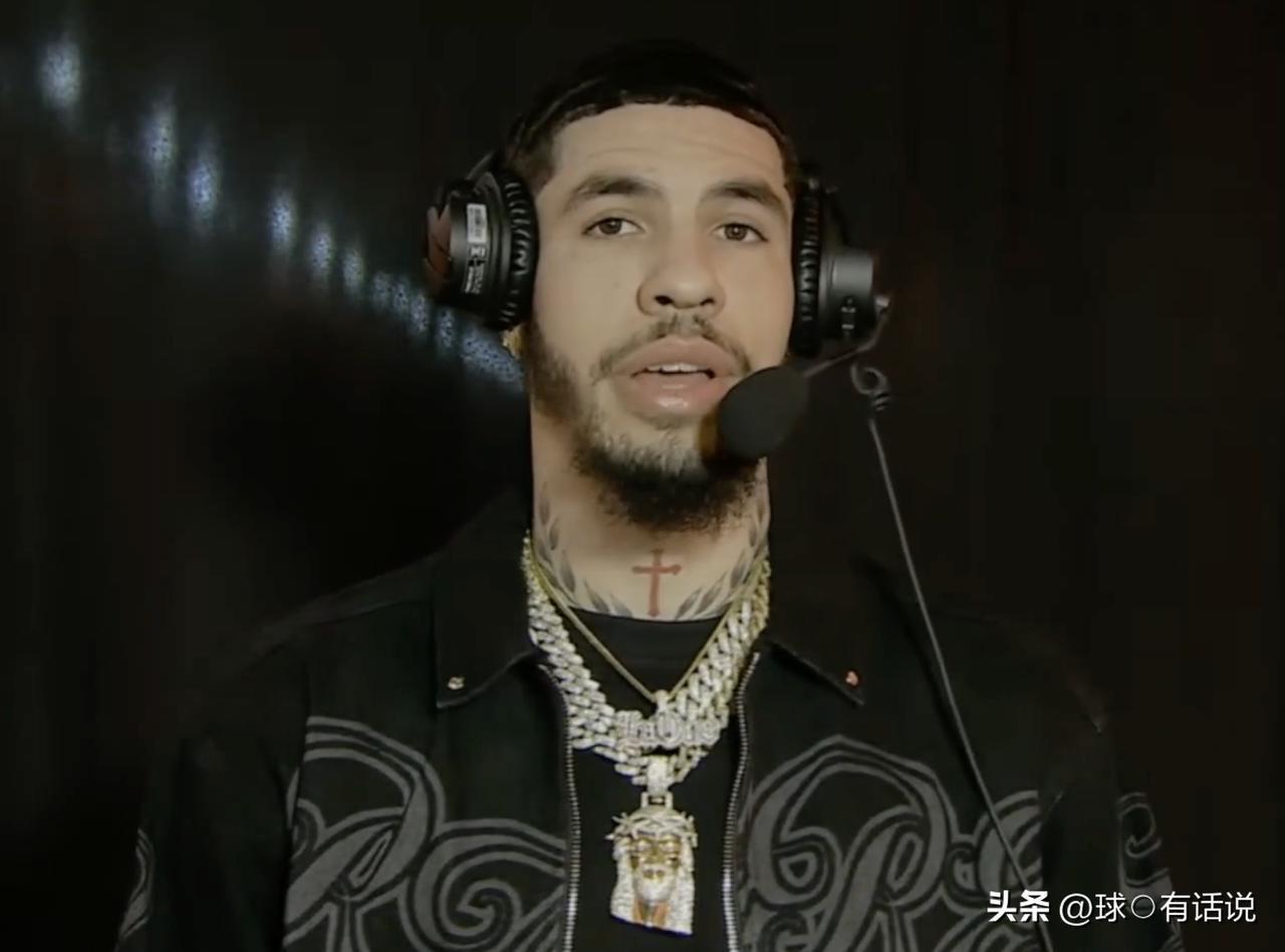 三球称赞了爱德华兹的竞争精神，同时表示两人希望通过日常训练不断提升自己，帮助球队