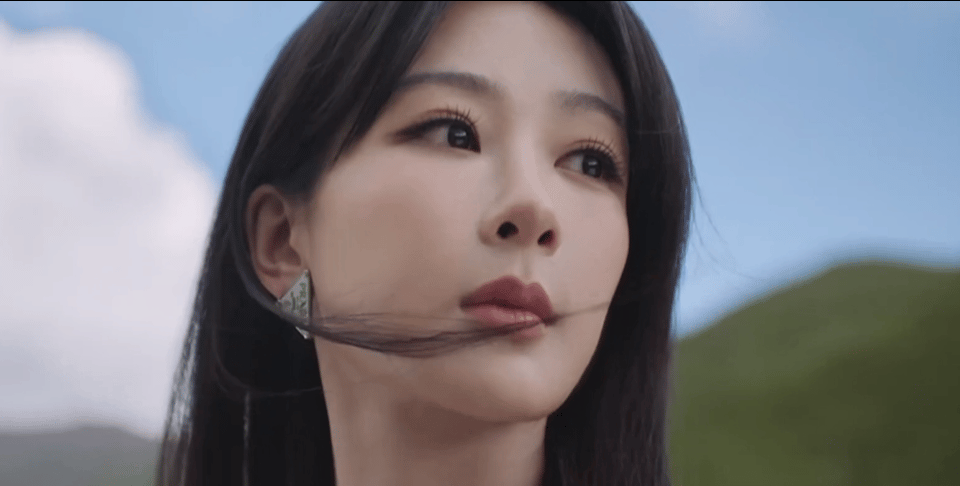我感觉杨紫真的特别时尚，拍个广告太有范了 Amazing！杨紫prada美妆品牌