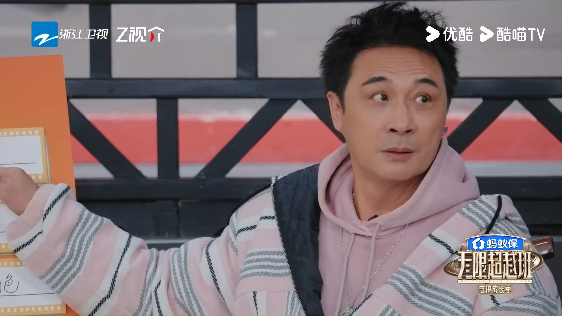 刘涛又在劝架了刘涛劝架吴镇宇何赛飞吴镇宇和何赛飞的争执让场面一度紧绷，刘涛居中调