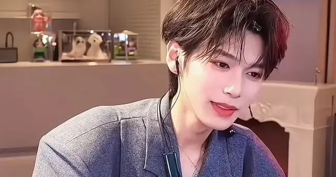 700万粉丝网红直播时突然全身软绵无力、止不住地手抖，冲上热搜第一