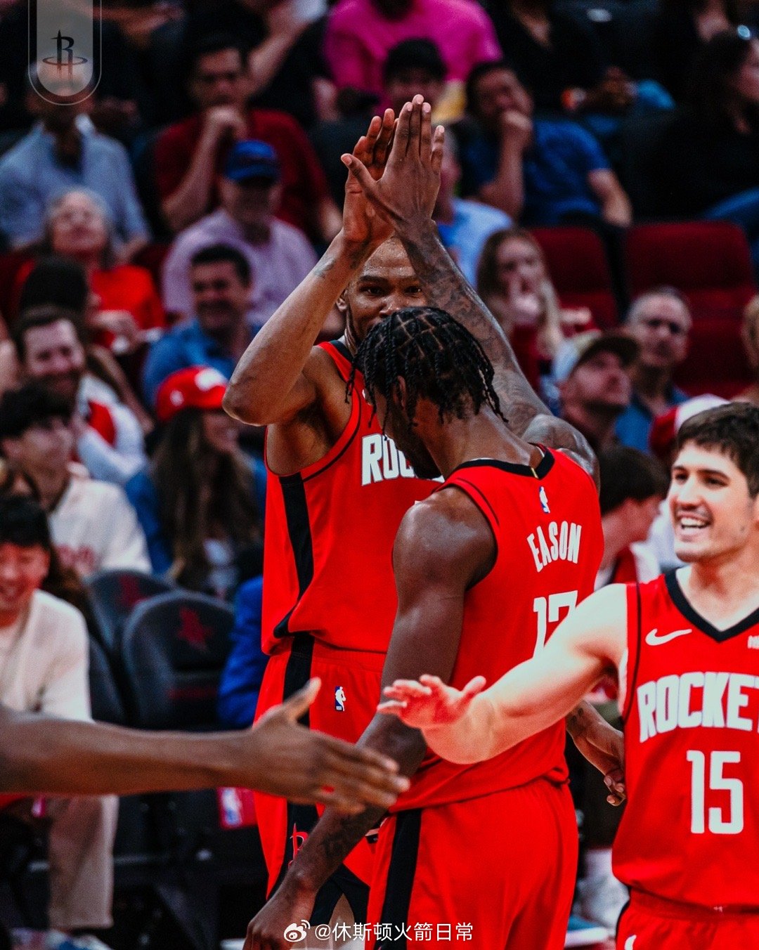 赛后伊森透露球队在孟菲斯专门为他开了个会，对此他说：“每个人都会经历起伏，都会遭