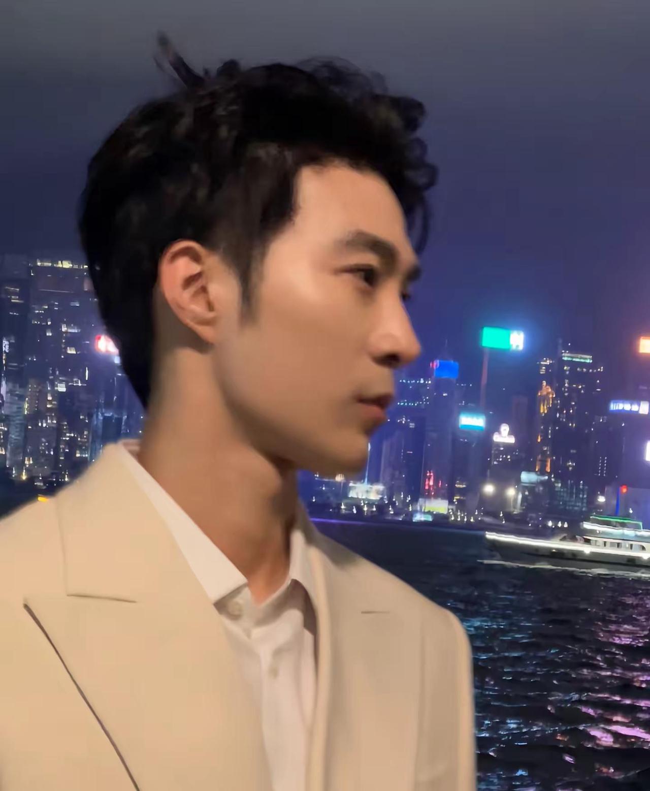 因为爱人在所以多了一个喜欢维港的理由吗