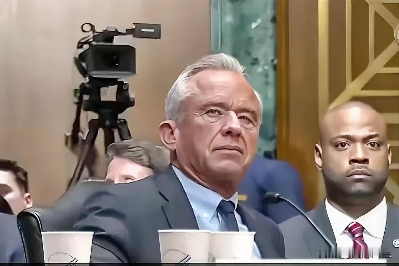 美国参议员沃诺克在听证会上揭露，特朗普政府大幅削减疾控中心预算，导致全国狂犬病2