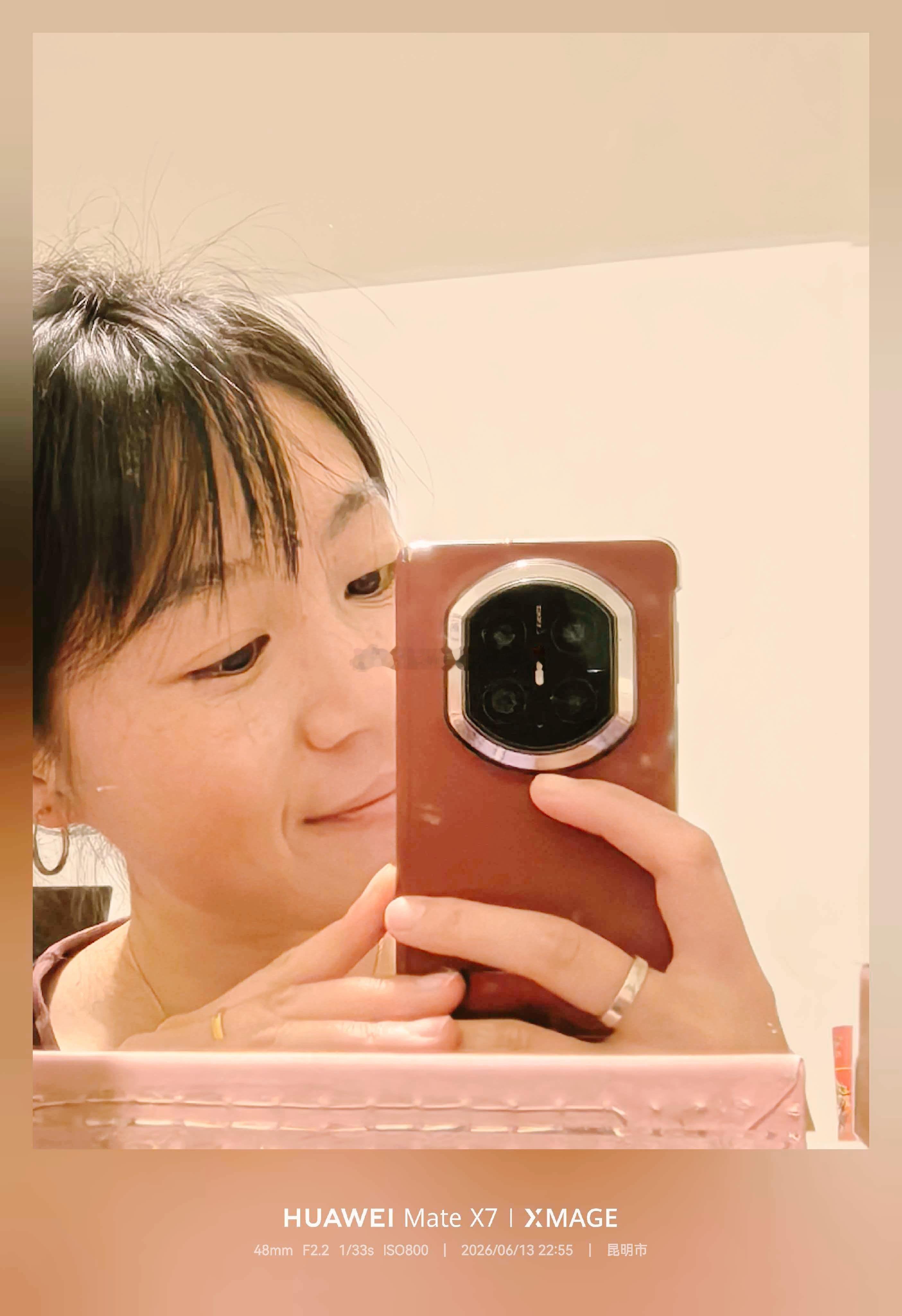好爱这种刘海，但我的大框眼镜很影响我剪个刘海，美观度-100