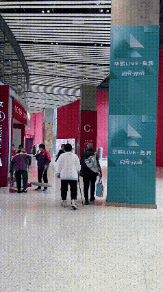 走路都要靠器械，
也要千里迢迢来追她！
 
重庆赛场这对老年球迷，看一次破防一次