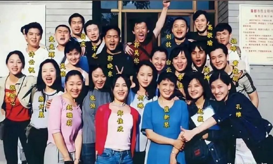 黄晓明读书时期正值颜值巅峰，在班里也是格外出众，清秀俊朗的模样几乎无人能及。 