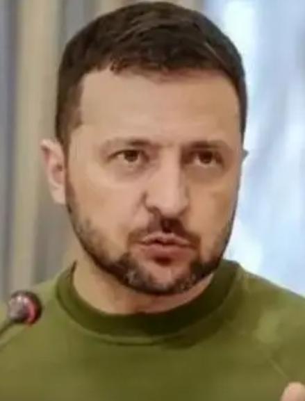 泽连斯基的“外交突围”风险确实太大。最近他忙得团团转，谈合作、放信号、跟美国掰扯