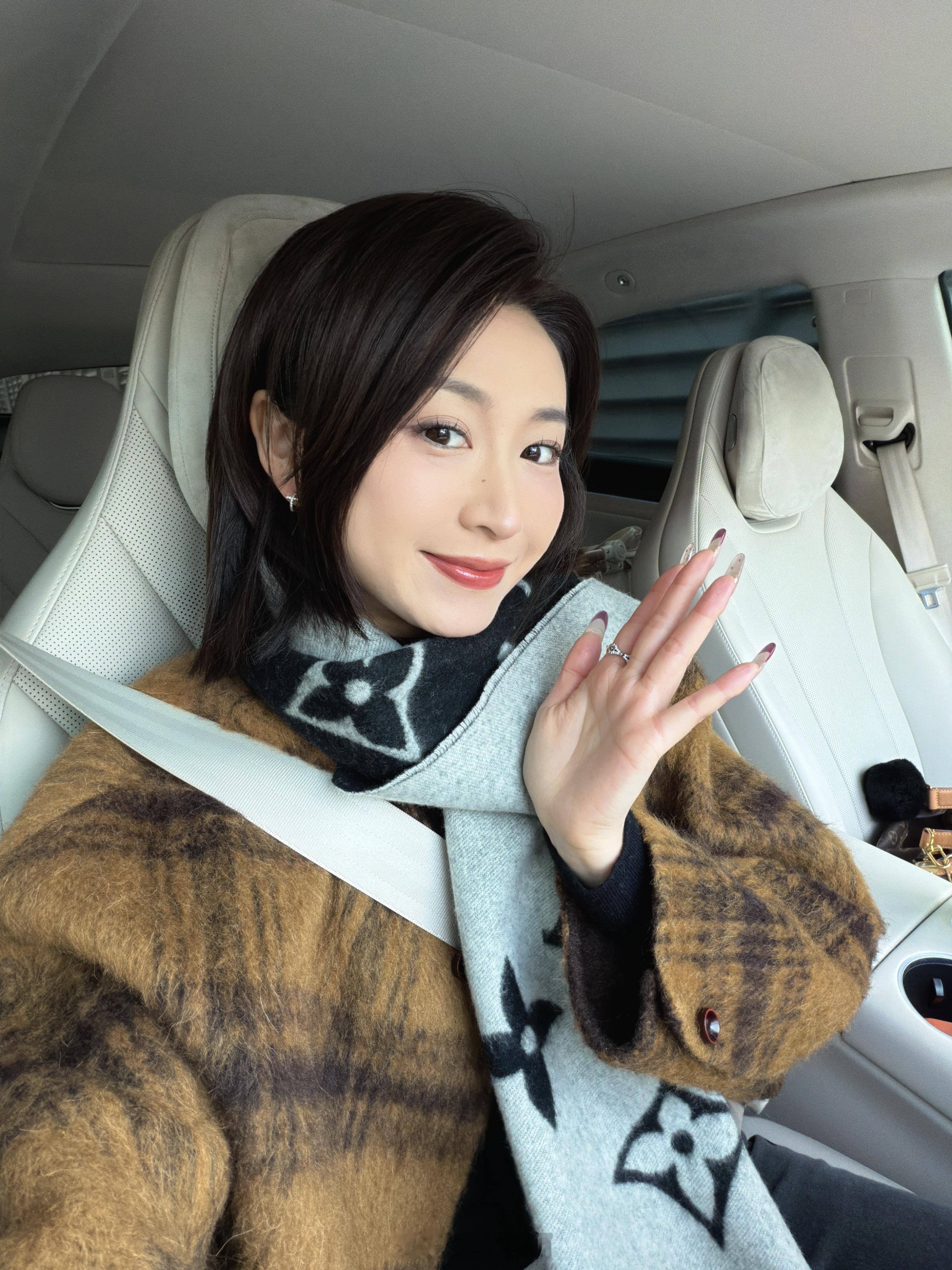 🤳🏻2026第一组自拍想给大家安利一只国货口红！玻璃唇！太太太闪了爱鼠✌️柚