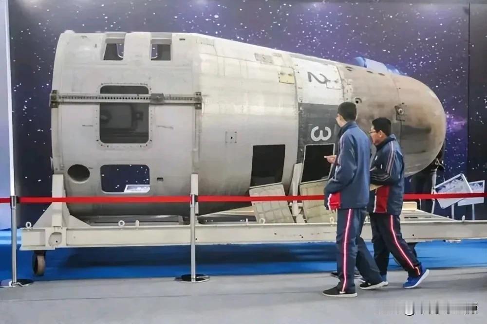 1975年11月26日，中国西北的酒泉卫星发射中心腾起一团橘红色烈焰——"尖兵一