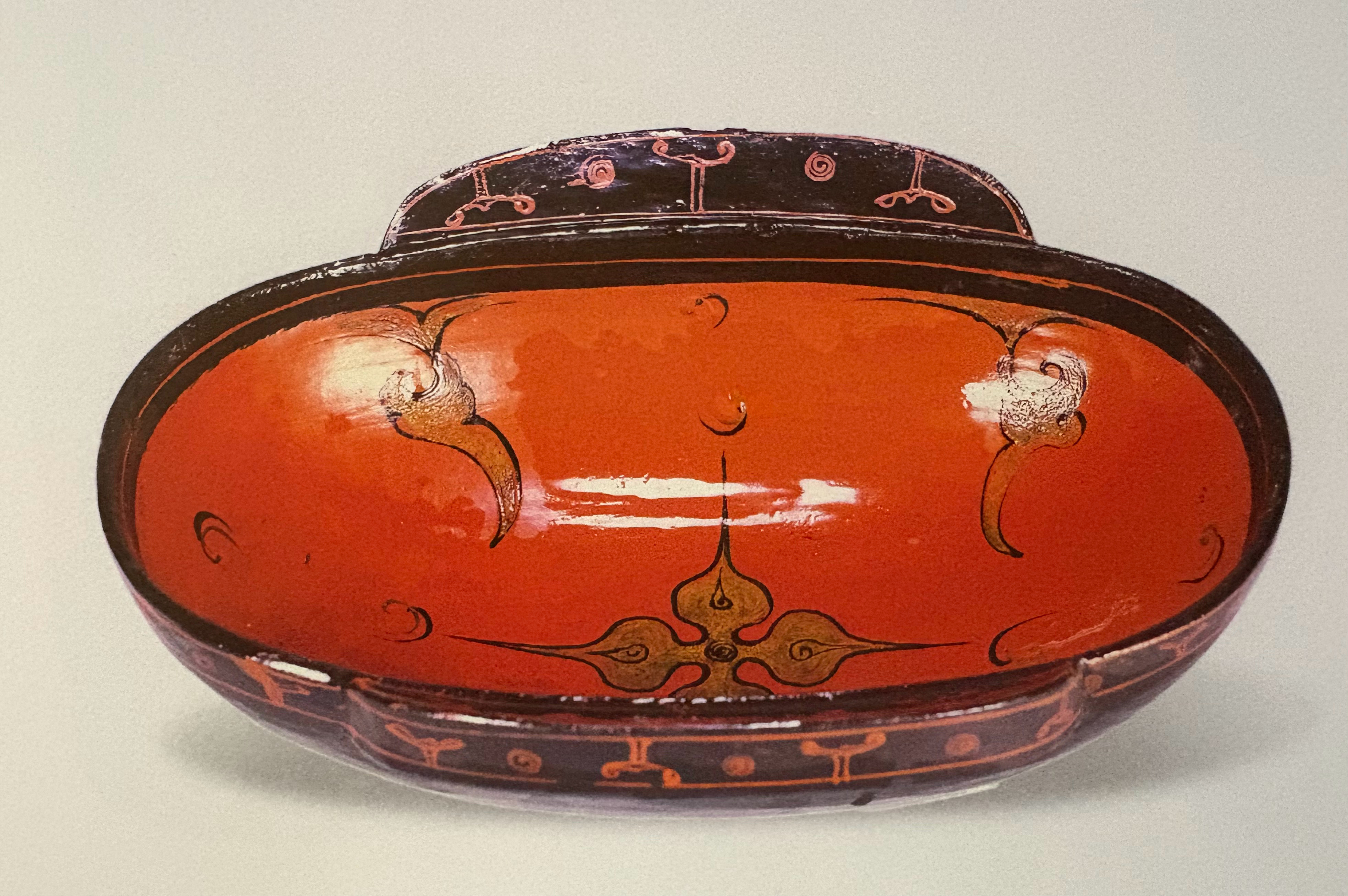 江苏扬州邗江文管所藏1992年邗江甘泉六里村左庄西汉墓葬出土西汉:彩绘云气柿蒂纹